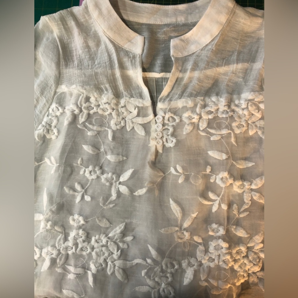 Elegant White Floral Embroidered Women's Top - Picture 11 of 13